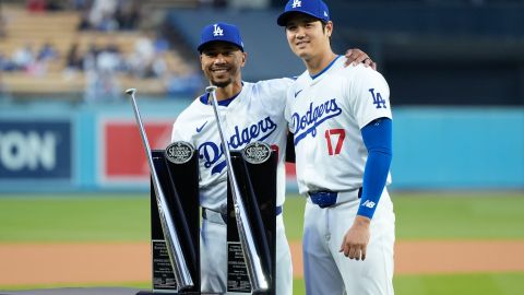 Mookie Betts (L) y Shohei Ohtani (R) buscarán repetir los Bate de Plata que consiguieron en 2023.