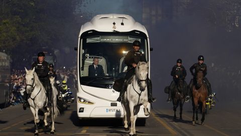 Nuevo autobús del Real Madrid sufre accidente vial en su regreso de Liverpool