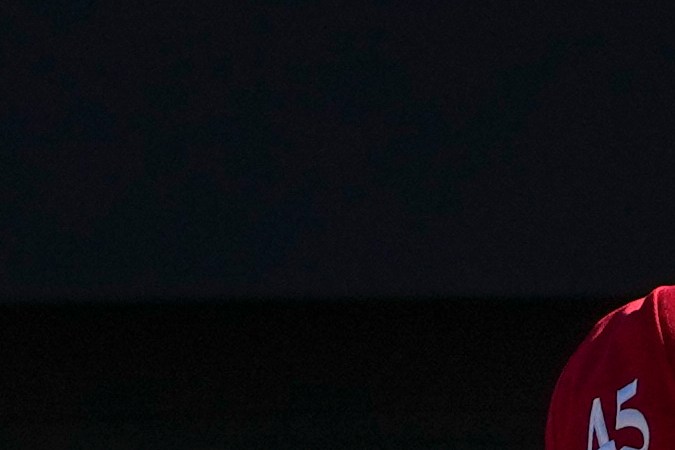 Trump lanza gorras autografiadas a la multitud durante la ronda final del torneo de golf Bedminster Invitational LIV en Bedminster, Nueva Jersey.