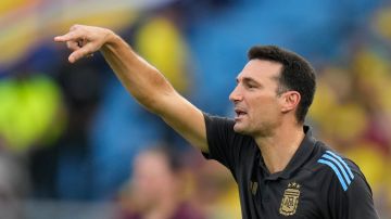 Lionel Scaloni dirige un partido ante Colombia.