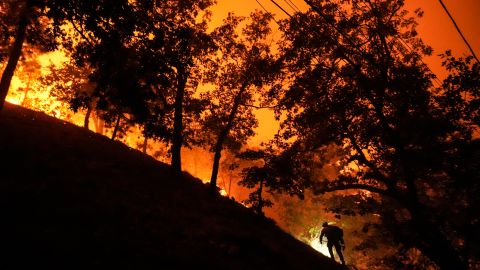 La trágica muerte del hombre se produce mientras los bomberos continúan luchando contra graves incendios forestales.