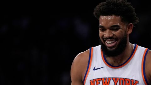 Karl-Anthony Towns durante su primer encuentro de la NBA con Knicks ante Pacers.