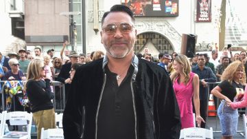 Óscar de la Hoya durante la asignación de la estrella en el Paseo de la Fama de Hollywood de Mario López.