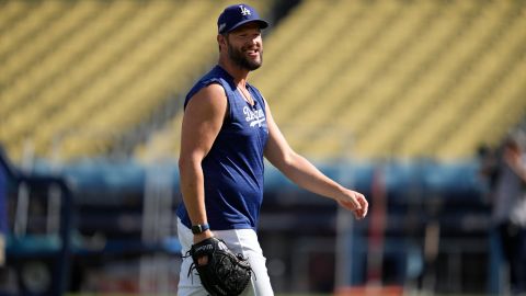 Clayton Kershaw entrena durante la serie Divisional ante San Diego Padres.