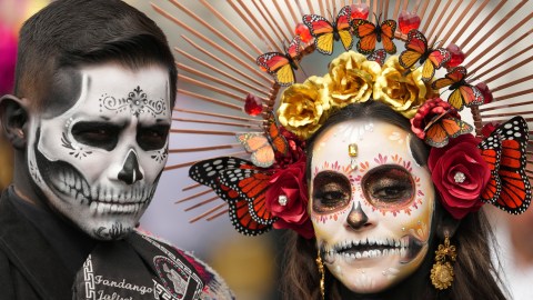Las catrinas, los famosos esqueletos con diademas de flores, protagonizan estas celebraciones y simbolizan la vida y la muerte.