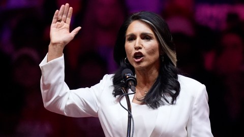 Gabbard fue miembro del Partido Demócrata e Independiente.
