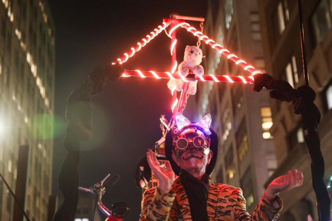 Los participantes hacen fila antes del inicio del 51.º desfile anual de Halloween de NYC Village.