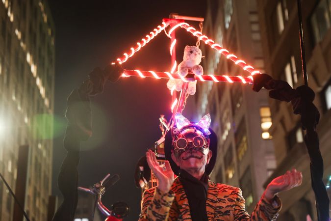 Los participantes hacen fila antes del inicio del 51º Desfile anual de Halloween del NYC Village.