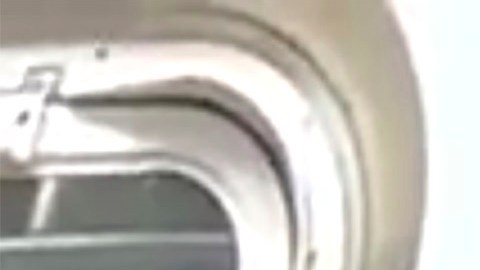 En esta imagen, tomada por una cámara corporal proporcionada por el NYPD, Penny, observa en un vagón del metro cómo los agentes intentan reanimar a Neely el 5 de mayo de 2023.