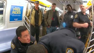 En esta imagen, tomada por una cámara corporal proporcionada por el NYPD, Penny, observa en un vagón del metro cómo los agentes intentan reanimar a Neely el 5 de mayo de 2023.