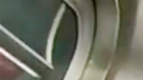 El personal médico de emergencia en un vagón del metro de la ciudad de Nueva York intenta reanimar a Jordan Neely después de que Daniel Penny le aplicara una llave de estrangulamiento el 5 de mayo de 2023.