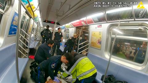 El personal médico de emergencia en un vagón del metro de la ciudad de Nueva York intenta reanimar a Jordan Neely después de que Daniel Penny le aplicara una llave de estrangulamiento el 5 de mayo de 2023.