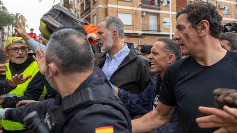 Abuchean y lanzan barro a Pedro Sánchez y al rey de España en su visita a Valencia