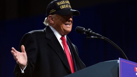 Trump, habla en un mitin de campaña en el Atrium Health Amphitheater, Georgia.