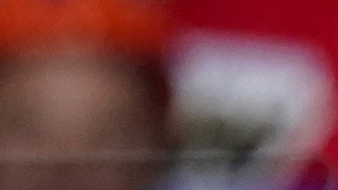El candidato presidencial republicano Donald Trump saluda a Roberto Clemente Jr. en un acto de campaña en el PPG Paints Arena.
