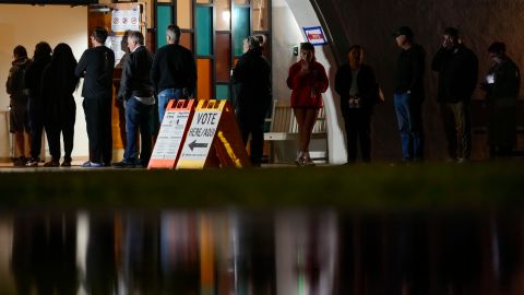 Votantes hacen fila para votar en Phoenix, Arixona.