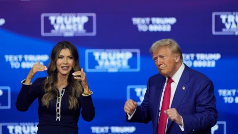 Donald Trump junto a la gobernadora de Dakota del Sur, Kristi Noem, en campaña