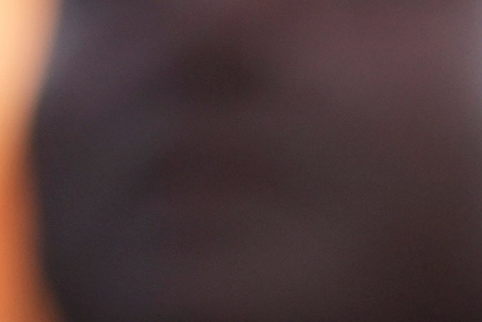 Un simpatizante llora mientras la vicepresidenta Kamala Harris pronuncia un discurso de concesión después de las elecciones presidenciales de 2024.