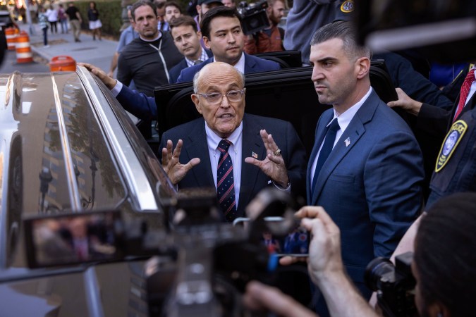 El exalcalde de la ciudad de Nueva York, Rudy Giuliani, habla con los miembros de los medios de comunicación al salir de un tribunal en Nueva York,.