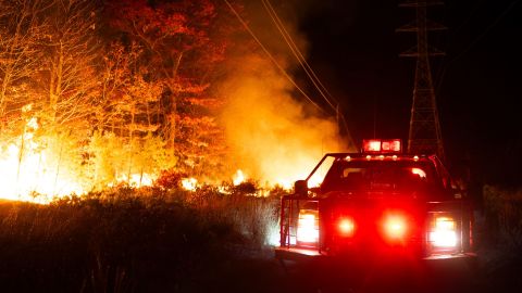 Los bomberos del Departamento de Protección Ambiental de Nueva Jersey que responden a un incendio forestal.