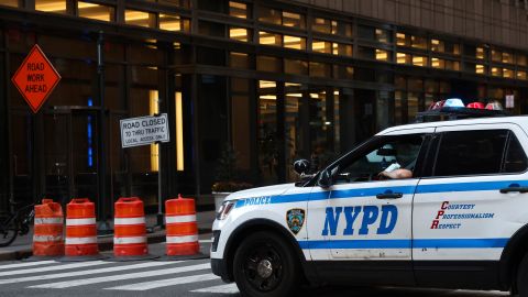 Algunas fuentes de la policía de Nueva York declararon que el hombre que agredió a la fiscal de Manhattan sigue en libertad.