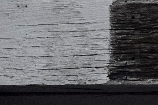 Los agentes de policía toman declaración al dueño de un negocio cercano después de que varias personas fueran apuñaladas.