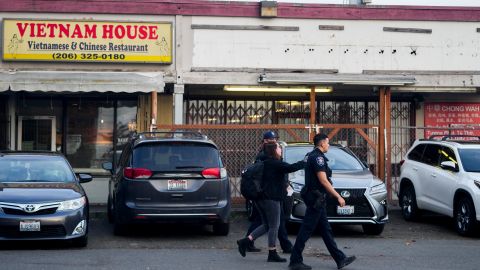 Los agentes de policía recopilan imágenes de cámaras de seguridad de negocios cercanos después de que varias personas fueran apuñaladas en la zona el viernes 8 de noviembre.