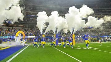 El homenaje se llevó a cabo antes que los Rams regresaran al terreno de juego por el medio tiempo.