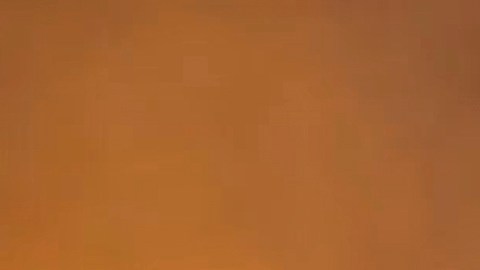 Se ve al lanzacohetes múltiple Solntsepyok del ejército ruso disparando hacia posiciones ucranianas en la zona fronteriza de la región de Kursk.