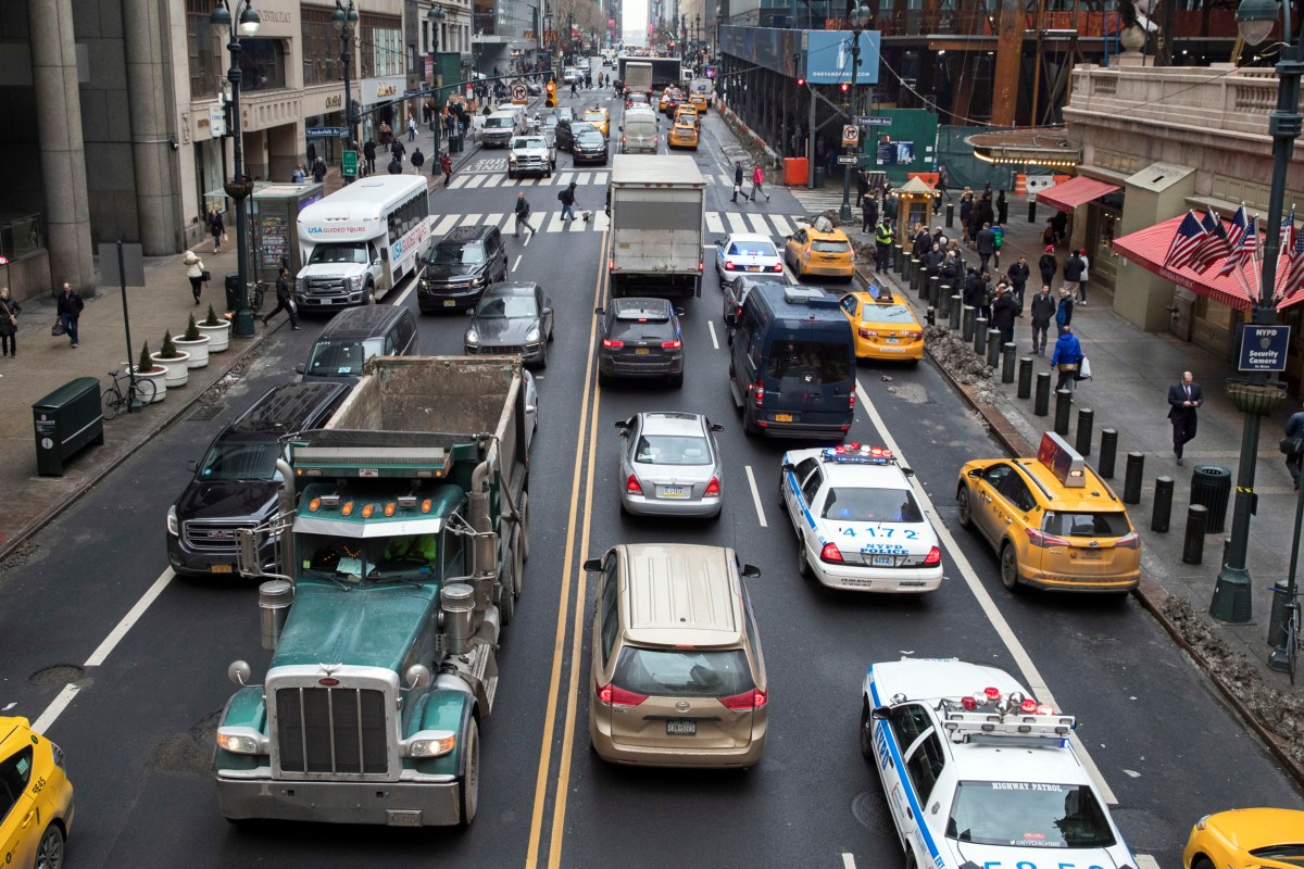 Nueva York inicia la semana con “días de congestión vehicular” antes de diciembre