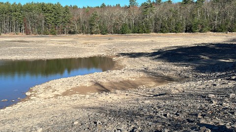 El descenso del nivel del agua deja al descubierto el lecho del lago en el embalse Ashokan, en el condado de Ulster, Nueva York.