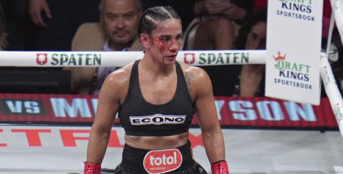 Amanda Serrano sufrió una fuerte herida en plena pelea.