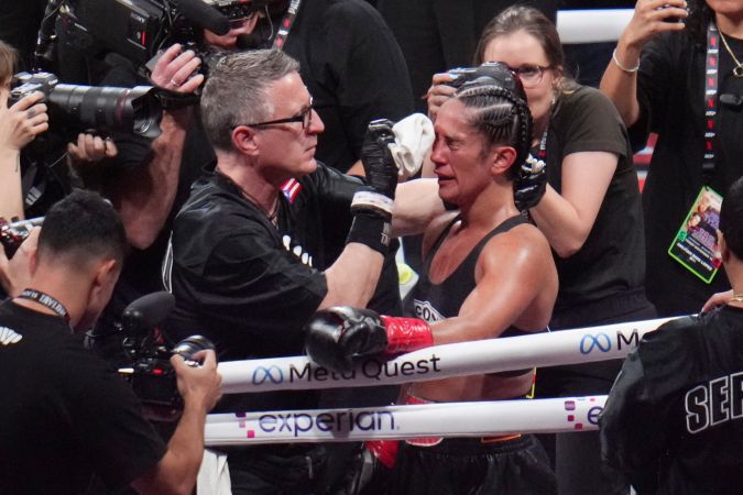Amanda Serrano siendo atendida tras su herida en la cara.