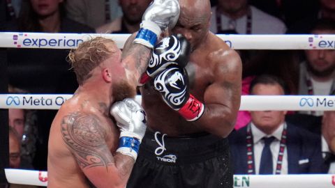 Mike Tyson y Jake Paul en plena pelea.