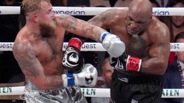 Jake Paul y Mike Tyson durante el combate en el AT&T Stadium de Texas.