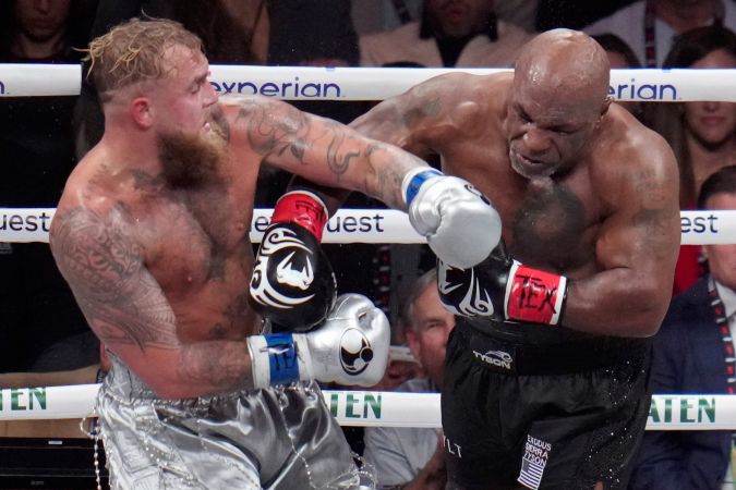 Jake Paul y Mike Tyson durante el combate en el AT&T Stadium de Texas.