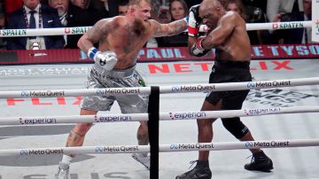 Mike Tyson enfrentando a Jake Paul en la ciudad de Arlington.