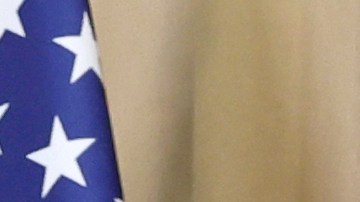 El presidente Joe Biden estrecha la mano del presidente chino Xi Jinping antes de una reunión bilateral.