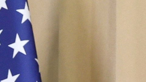 El presidente Joe Biden estrecha la mano del presidente chino Xi Jinping antes de una reunión bilateral.