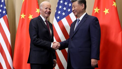 El presidente Joe Biden estrecha la mano del presidente chino Xi Jinping antes de una reunión bilateral.