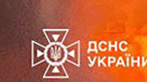 El personal de los servicios de emergencia trabaja para extinguir un incendio tras un ataque con cohetes rusos en la región de Poltava, Ucrania.