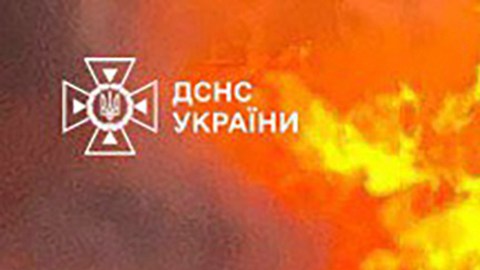 El personal de los servicios de emergencia trabaja para extinguir un incendio tras un ataque con cohetes rusos en la región de Poltava, Ucrania.