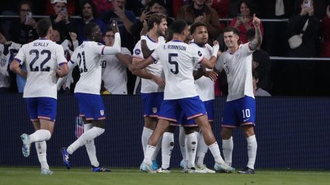 Jugadores de Estados Unidos celebraron el tanto de Christian Pulisic ante Jamaica.