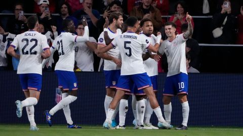 Jugadores de Estados Unidos celebraron el tanto de Christian Pulisic ante Jamaica.