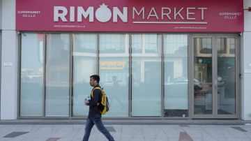 Un hombre pasa frente a Rimon Market, una tienda de comestibles kosher administrada por el difunto rabino Zvi Kogan, en Dubai, Emiratos Árabes Unidos.