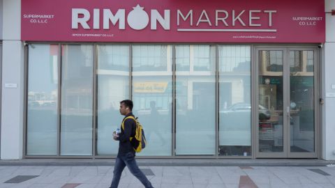 Un hombre pasa frente a Rimon Market, una tienda de comestibles kosher administrada por el difunto rabino Zvi Kogan, en Dubai, Emiratos Árabes Unidos.