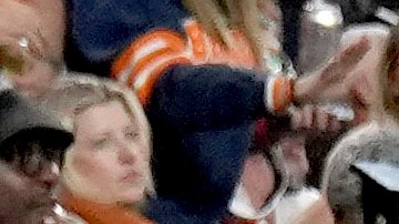 Minshew deja el partido acompañado de los médicos de Las Vegas Raiders.