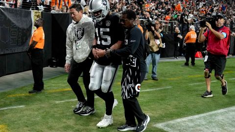 Minshew deja el partido acompañado de los médicos de Las Vegas Raiders.