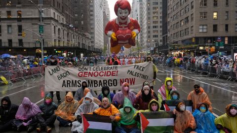 Mientras los manifestantes eran arrestados gritaban:“¡Libertad para Palestina!”