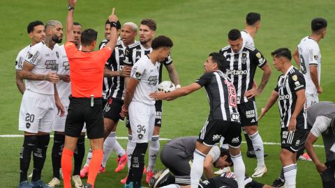 Momento en el que Gregore recibe la tarjeta roja por parte del árbitro principal Facundo Tello.